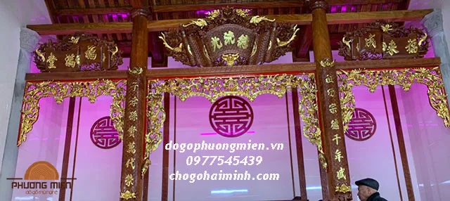 Hoành phi câu đối gỗ trong nơi thờ cúng.