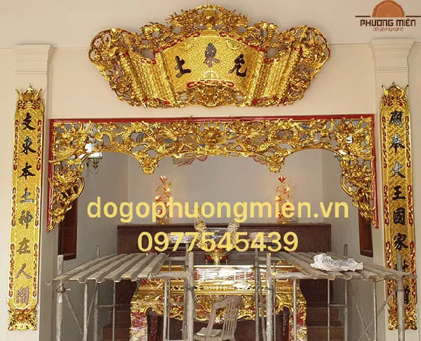 Mẫu cửa võng gỗ đẹp trong không gian thờ cúng.