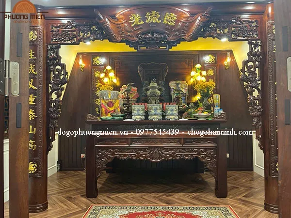 Mẫu cửa võng thờ gỗ đơn giản đẹp.