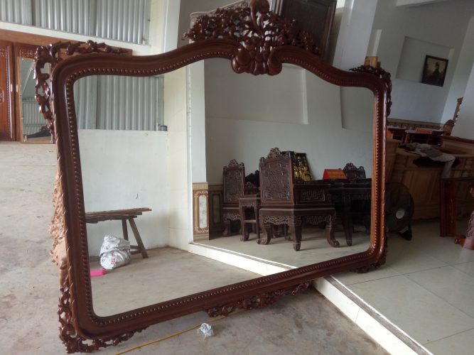 Khung gương gỗ trang trí phòng khách