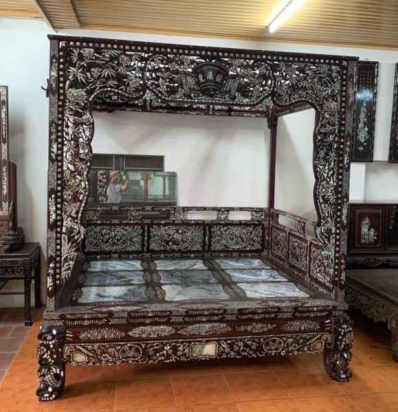 Giường long sàn ( giường công chúa ) gỗ gụ cẩn ốc sà cừ đẹp.