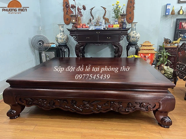 Mẫu sập hầu đồng ngồi lễ tại phòng thờ.