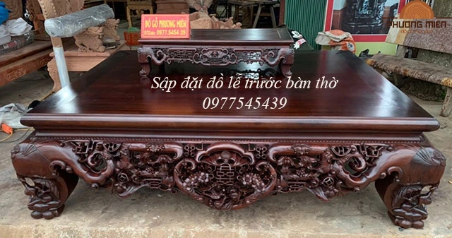 Mẫu sập ngũ phúc đặt đồ lễ trước bàn thờ